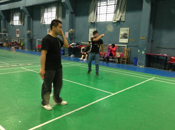 為了豐富員工的業(yè)余生活，體現(xiàn)員工工作之外的價(jià)值，增進(jìn)各部門員工之間的了解，增強(qiáng)大家的團(tuán)體合作精神和凝聚力。16號(hào)下午公司成功組織員工在樂樂羽毛球館進(jìn)行運(yùn)動(dòng)鍛煉，活動(dòng)不設(shè)比賽進(jìn)程，旨在緊張的工作之余，放松鍛煉公司職員的身心。快樂的工作，健康的生活！  圖為同事們奮力拼搏的場面