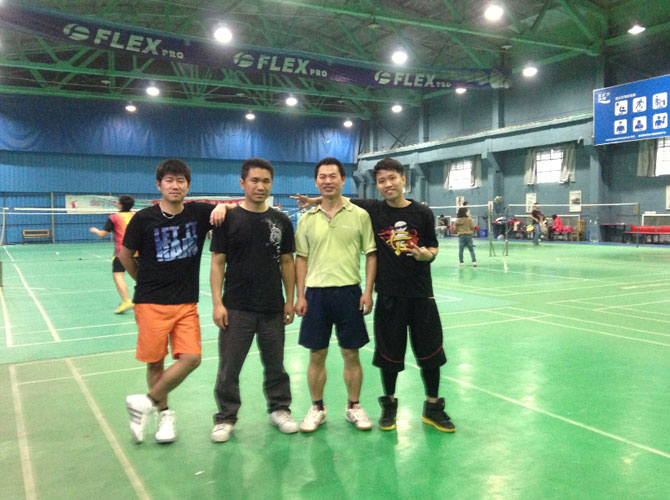 為了豐富員工的業(yè)余生活，體現(xiàn)員工工作之外的價(jià)值，增進(jìn)各部門員工之間的了解，增強(qiáng)大家的團(tuán)體合作精神和凝聚力。16號(hào)下午公司成功組織員工在樂樂羽毛球館進(jìn)行運(yùn)動(dòng)鍛煉，活動(dòng)不設(shè)比賽進(jìn)程，旨在緊張的工作之余，放松鍛煉公司職員的身心?？鞓返墓ぷ?，健康的生活！  圖為同事們奮力拼搏的場面