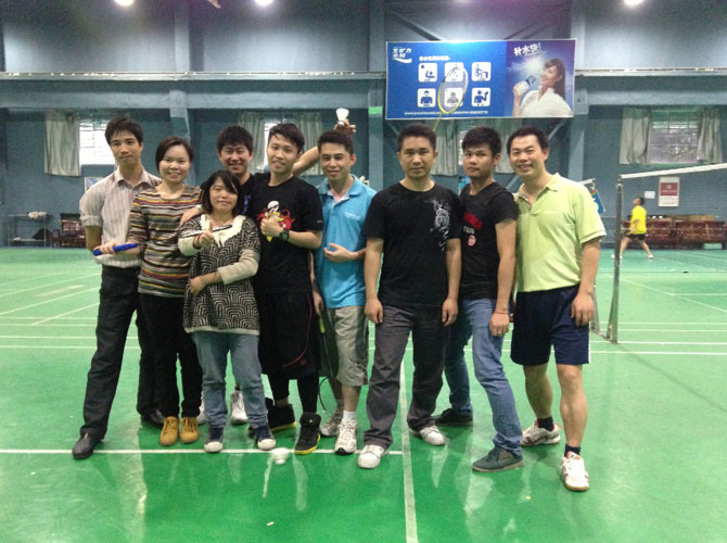 為了豐富員工的業余生活，體現員工工作之外的價值，增進各部門員工之間的了解，增強大家的團體合作精神和凝聚力。16號下午公司成功組織員工在樂樂羽毛球館進行運動鍛煉，活動不設比賽進程，旨在緊張的工作之余，放松鍛煉公司職員的身心?？鞓返墓ぷ?，健康的生活！  圖為同事們奮力拼搏的場面